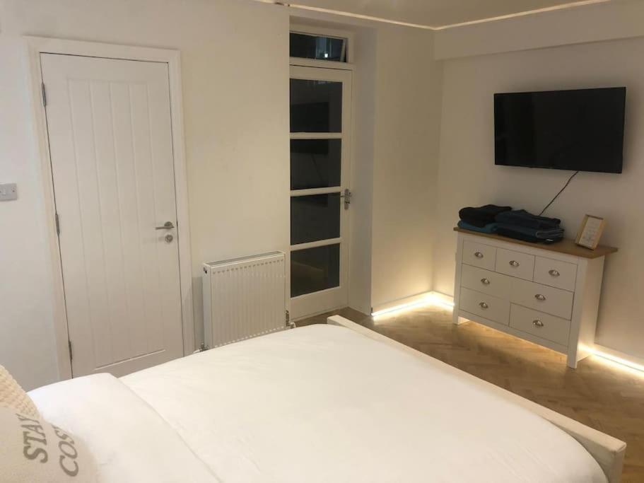 Stylish 2-Bedroom Getaway In The Heart Of Chelsea 伦敦 外观 照片