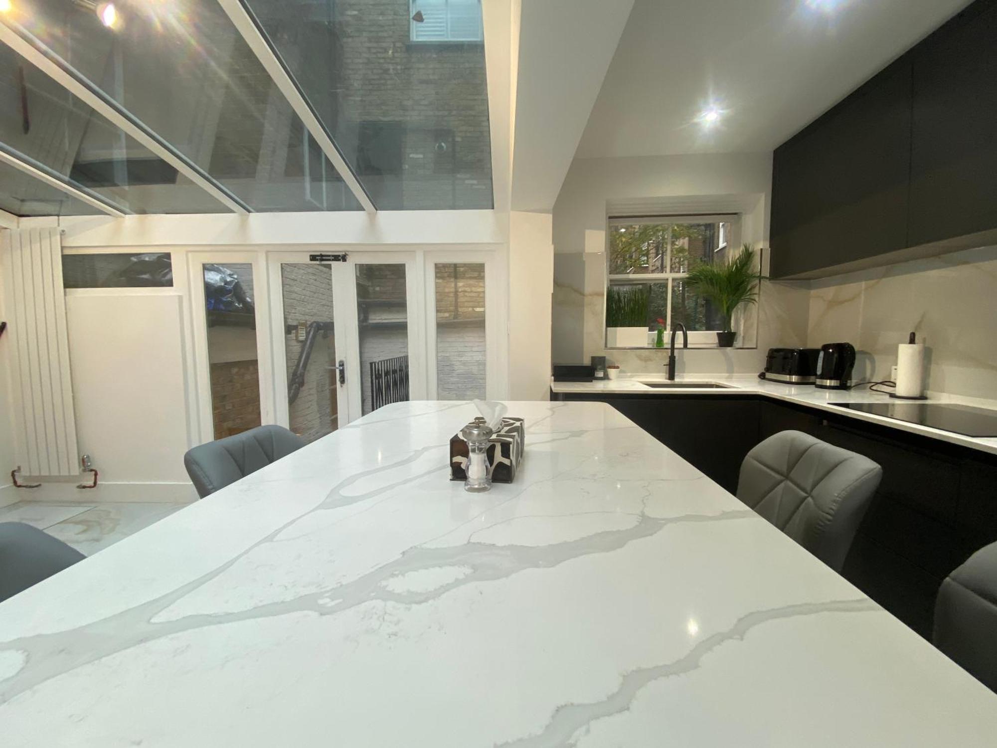 Stylish 2-Bedroom Getaway In The Heart Of Chelsea 伦敦 外观 照片